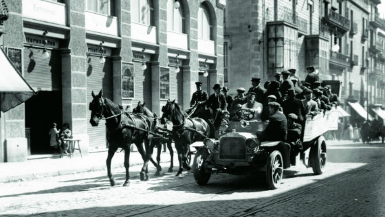 Colla Sant Medir davant Cine Smart a Gran de Gracia 1915