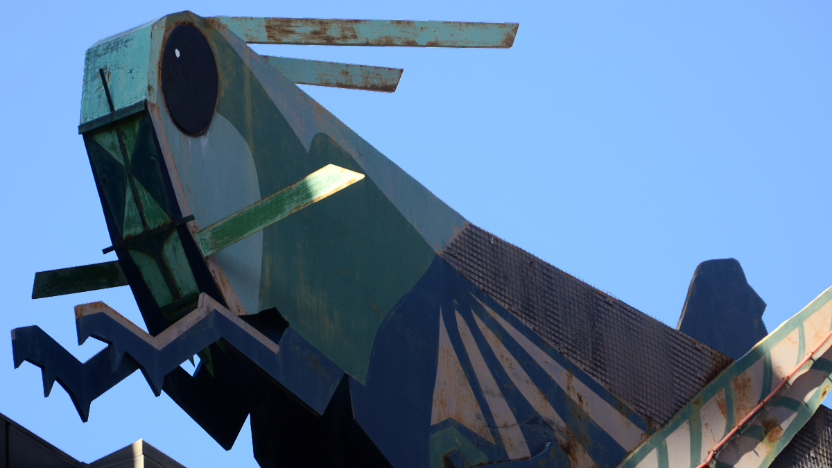 THE WISE GRASSHOPPER CROUCHED ATOP A BARCELONA BUILDING – Carrers BCN