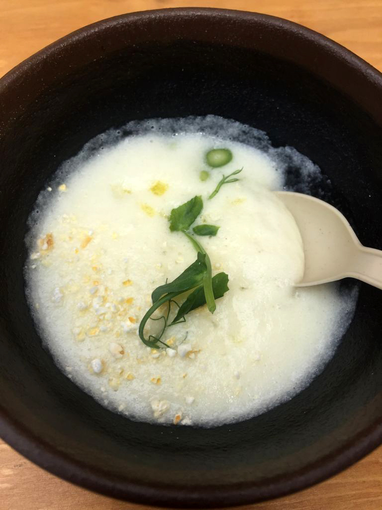 White asparagus foam with tear peas and garnish by Tomàs Cusiné