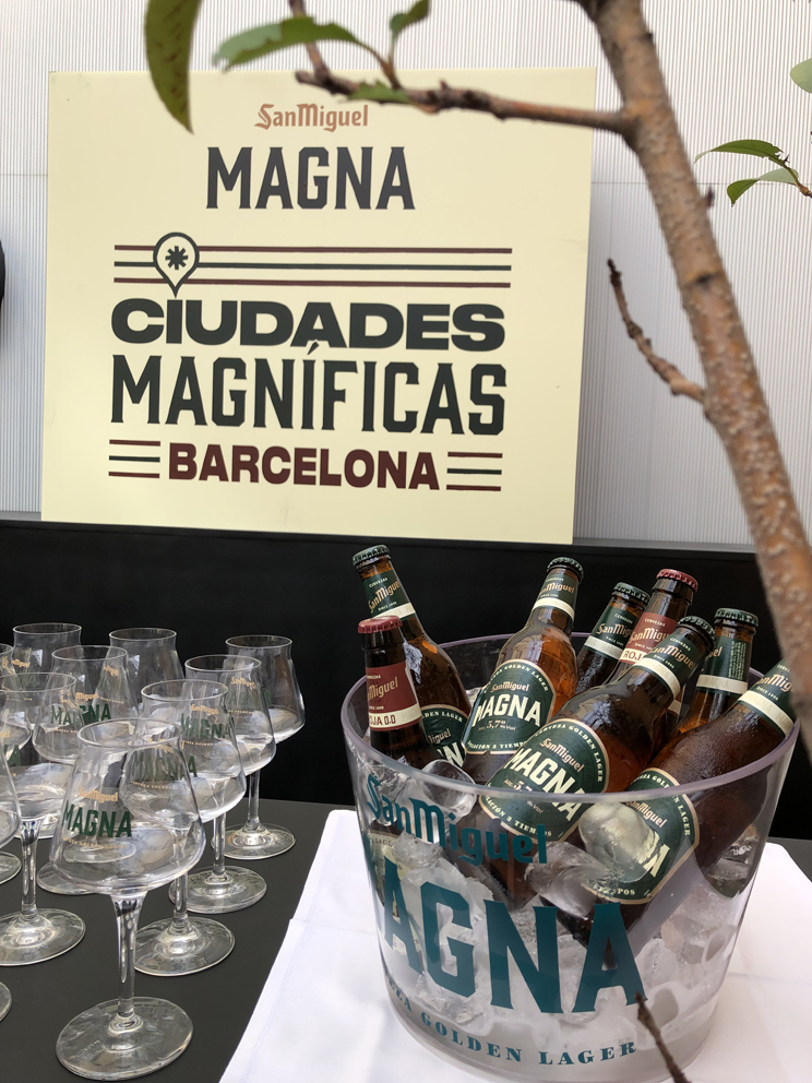 Ciudades Magníficas Barcelona poster with a glass bucket of beer bottles and glasses lined up