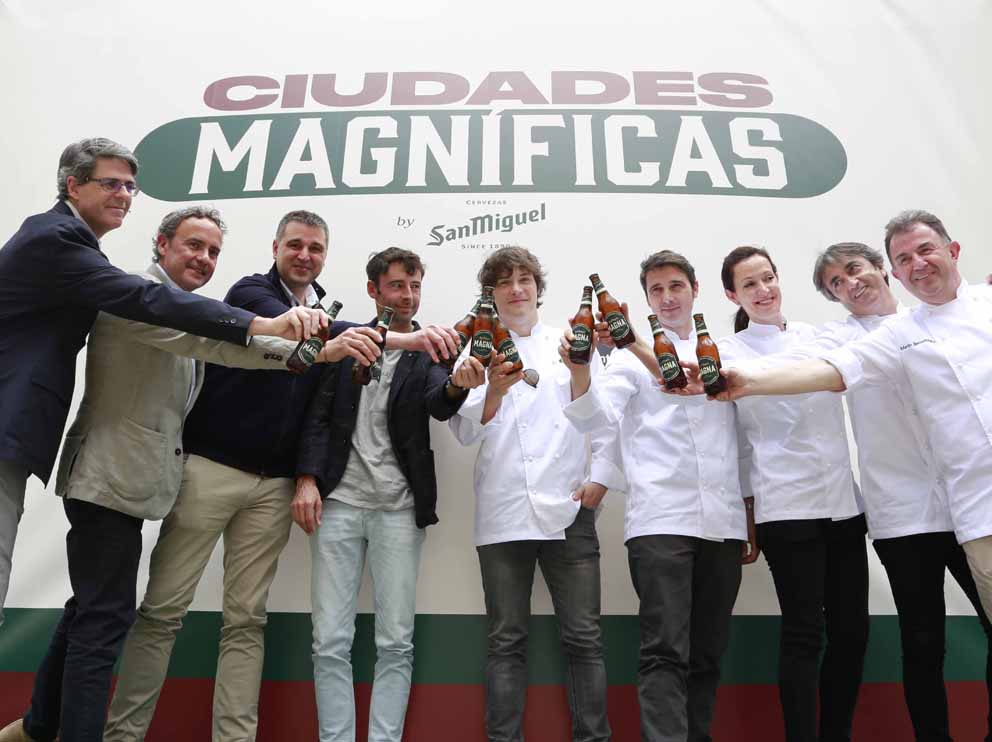 Ciudades Magníficas 2022 Barcelona presentation guests posing with Magna beers