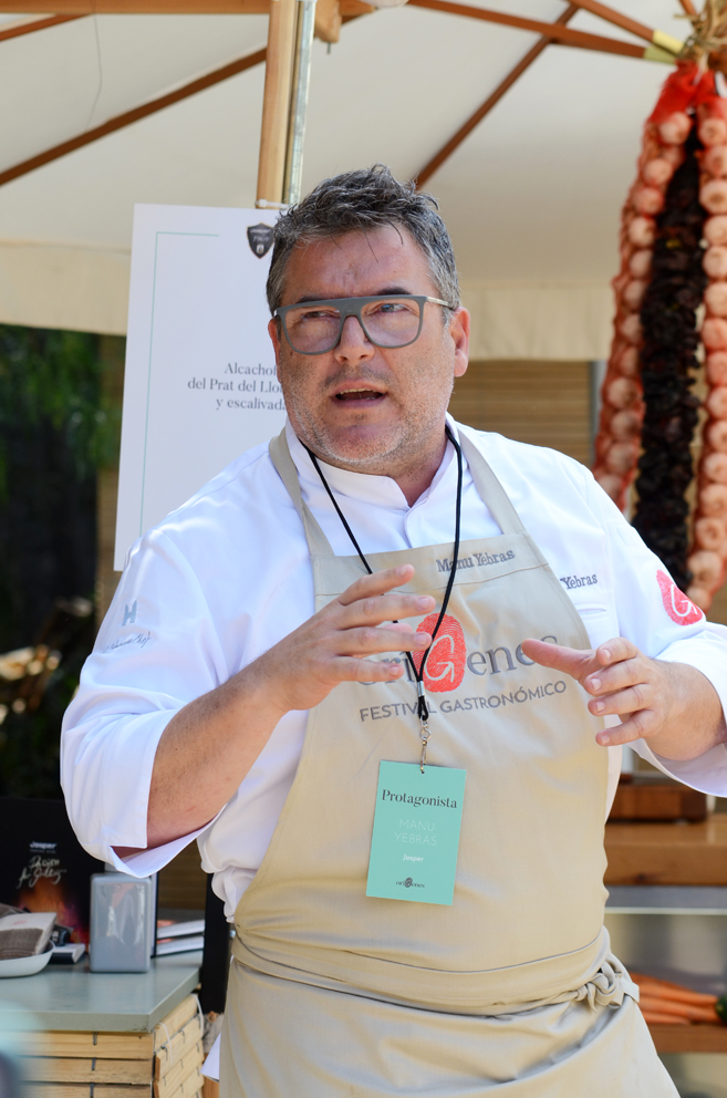 Manu Yebras speaking at oríGenes Gastronomic Festival 2022