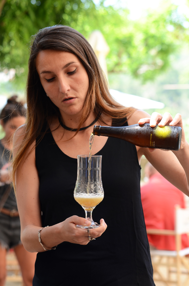 Representative from Cervezas Alhambra serving a beer at a tasting