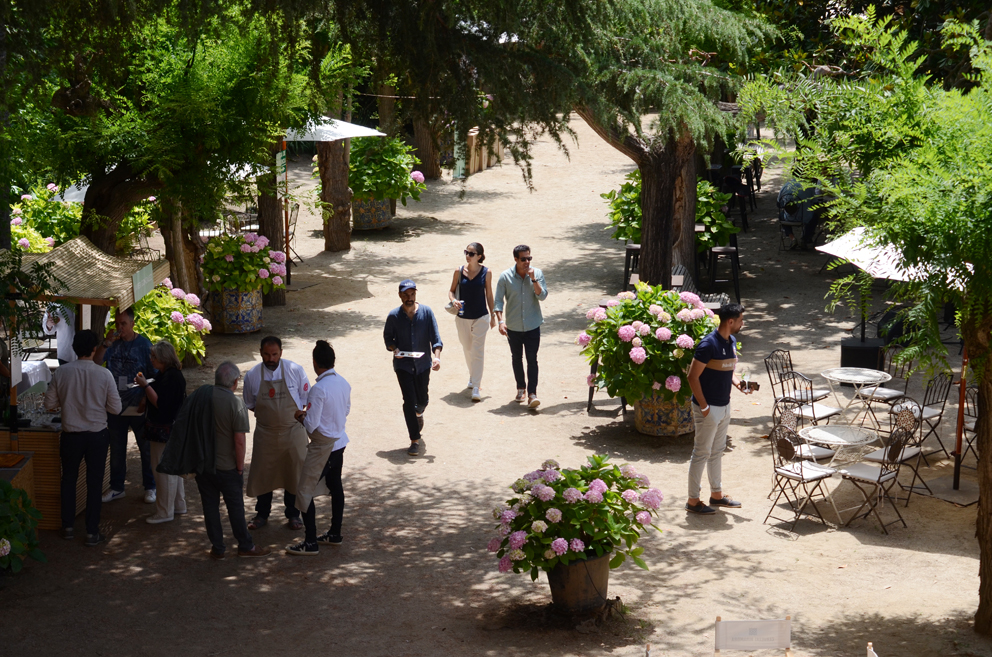 Attendees walking the grounds at oríGenes Gastronomic Festival at Palauet de Teià