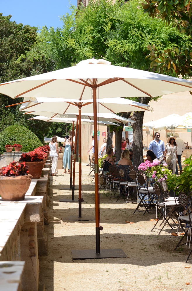 Sun umbrellas and seating area at oríGenes Gastronomic Festival at Palauet de Teià